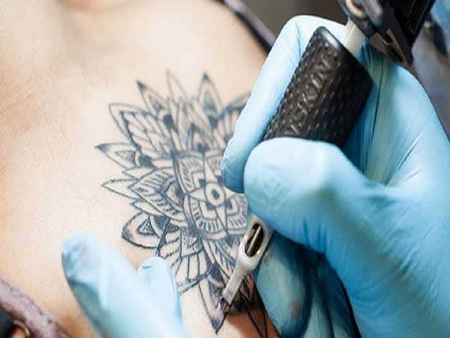 Attività di tatuaggio e piercing
