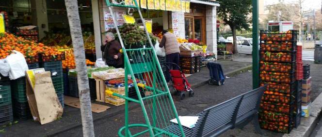 Sanzionate diverse frutterie per vendita merce su marciapiede, mancanza di tracciabilità e bilance irregolari.